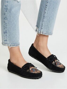 [Minnetonka] Black Boho Embroidery Moccasins